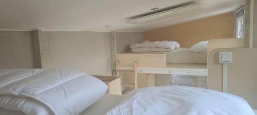 Zimmer mit 2 Betten und Schachteln in der Unterkunft Vakantiepark 't Urkerbos -Tiny house in Urk