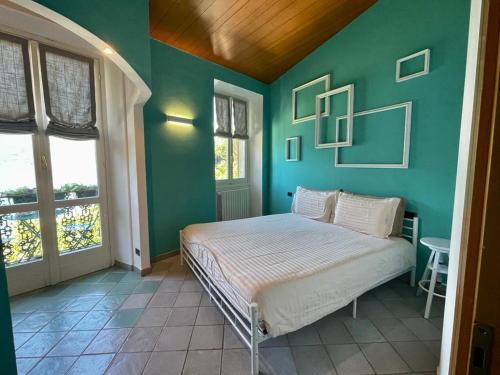a bedroom with a bed with a green wall at Divina Vita Apartments in Varenna