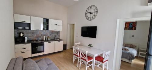 uma cozinha e sala de estar com uma mesa e um relógio em Apartman Golf em Zagreb