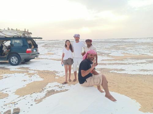 أحمد سفاري كامب في الباويطي: مجموعة من الناس تقف على الشاطئ