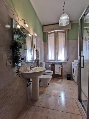a bathroom with a sink and a toilet at B&B Ospedale Maggiore Parma affittacamere in Parma