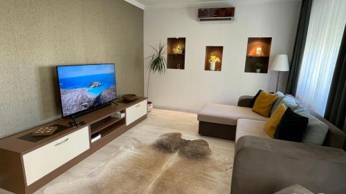 SIMPLY LOVELY Modern Apartment with BALCONY!