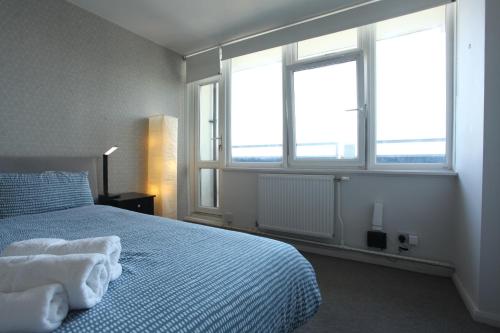 Säng eller sängar i ett rum på Lovely two bedroom apartment in London Old Street