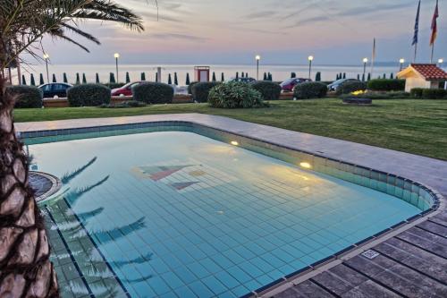 Bazén v ubytování Possidi Holidays Resort & Suite Hotel nebo v jeho okolí