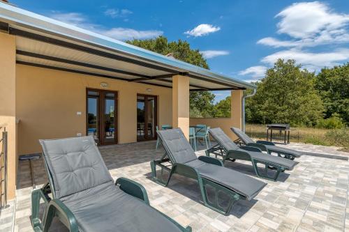 Holiday House Karbonaca with Private Pool – Photos 4