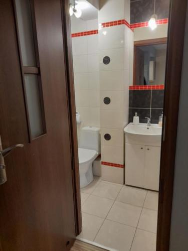 La salle de bains est pourvue de toilettes et d'un lavabo. dans l'établissement Apartament z Garażem blisko Lotniska, à Piaseczno