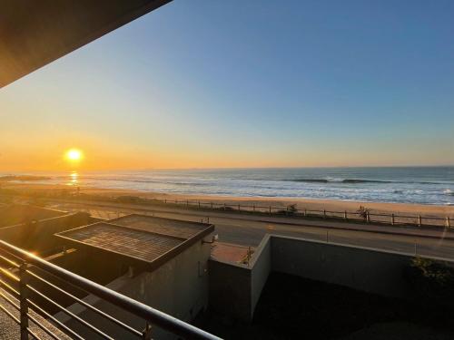 vista para a praia ao pôr-do-sol a partir de um edifício em UMDLOTI - On the BEACH! Private & Central. Sleeps 8. em Umdloti