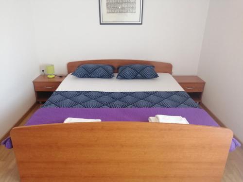 OAZA II في دوبروفنيك: غرفة نوم عليها سرير ومخدات زرقاء