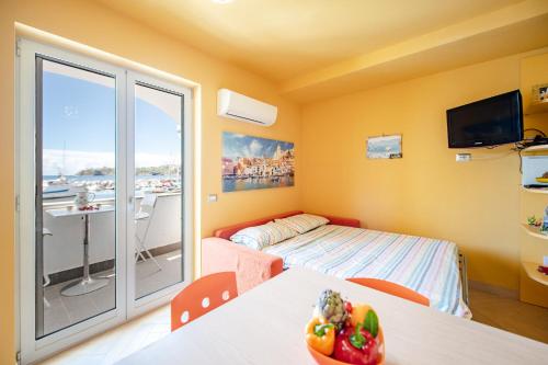 Camera piccola con letto e finestra di Casa Cinzia in Marina di Corricella a Procida