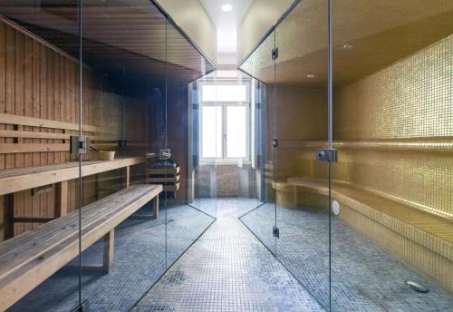ducha a ras de suelo con banco y ventana en Oca Vitoria Village, en Oporto
