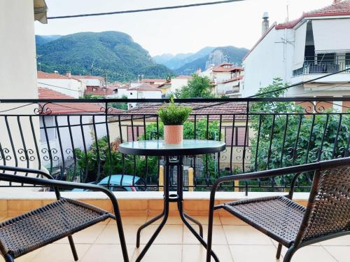 een tafel en stoelen op een balkon met uitzicht bij Intimate Olympus House in Litóchoron