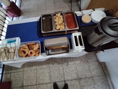 une table avec divers produits alimentaires en haut dans l'établissement Capital O Los Angeles, Chiapa de Corzo, à Chiapa de Corzo