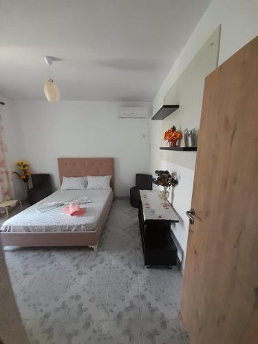 una camera da letto con un letto e un tavolo di Mona's guesthouse a Sarandë