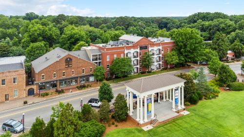 una vista aerea di una città con edifici e una strada di The James Madison Inn a Madison