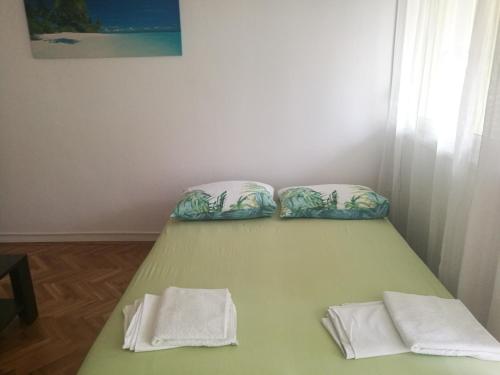 Postel nebo postele na pokoji v ubytování Pretty big double bed room with balcony