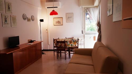 PRIVATE GARAGE,AIR COND, QUITE, NEAR TRAIN STATION