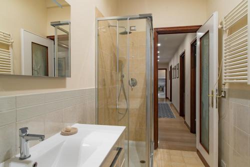 un bagno con lavandino e doccia di Home Terrace ad Alassio