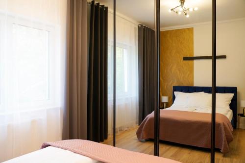 um espelho num quarto com uma cama em Apartament 15 Double Rest Jastrzębia Góra em Jastrzębia Góra