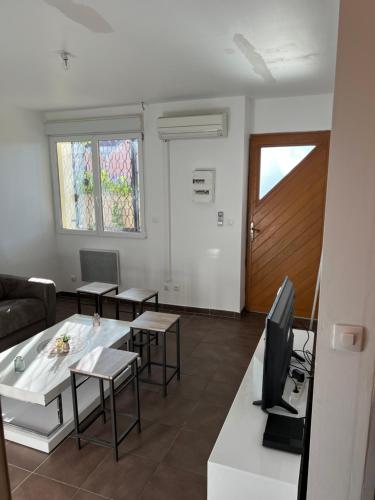 Televízia a/alebo spoločenská miestnosť v ubytovaní appartement tout équipé proche de la gare de Narbonne