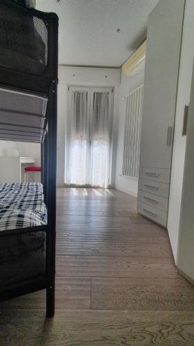 1 dormitorio con litera y ventana grande en Federica's Guest House, en Nápoles