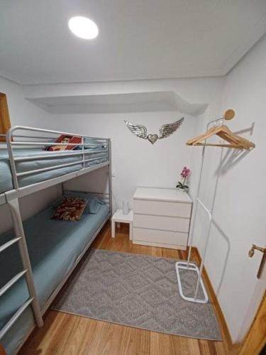a room with two bunk beds and a desk at Bonito apartamento en Laredo in Laredo