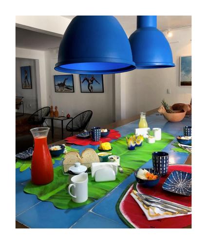 a table with a green table cloth and blue lights at Guest House & Art Gallery in Olinda