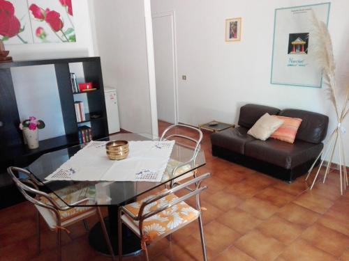 uma sala de estar com uma mesa e um sofá em Casa nel Verde em Terni