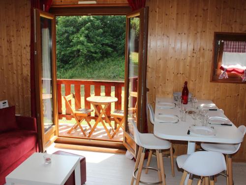 une salle à manger avec une table et un balcon dans l'établissement Studio cabine 4 personnes, Valloire - Balcon, parking, à 200m des remontées et commerces - FR-1-263-3, à Valloire