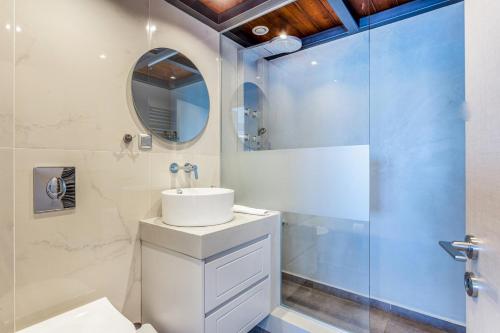 Vannas istaba naktsmītnē VenMar Luxury Holiday Home