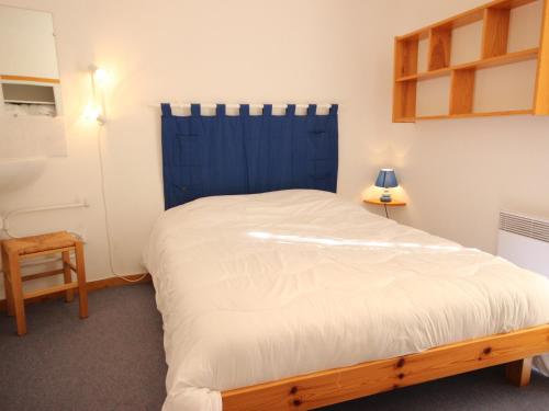 a bedroom with a large bed with a blue curtain at Appartement Peisey-Vallandry, 3 pièces, 7 personnes - FR-1-411-166 in Landry