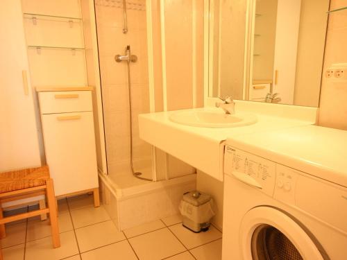 a bathroom with a sink and a washing machine at Appartement Peisey-Vallandry, 3 pièces, 7 personnes - FR-1-411-166 in Landry