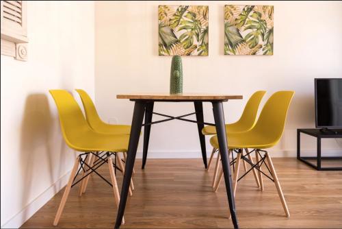 マラガにあるMerced10 3Fの部屋内のテーブルと黄色い椅子