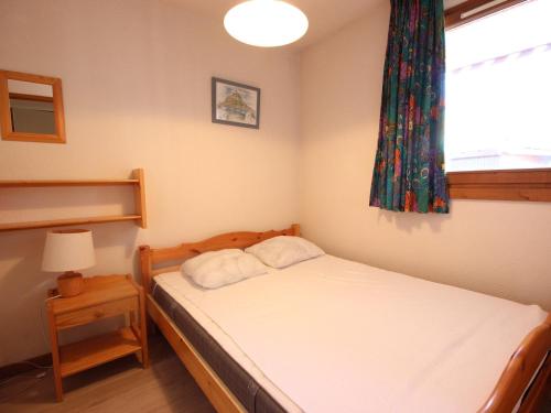 Habitación pequeña con cama y ventana en Appartement Peisey-Vallandry, 2 pièces, 6 personnes - FR-1-411-234 en Landry