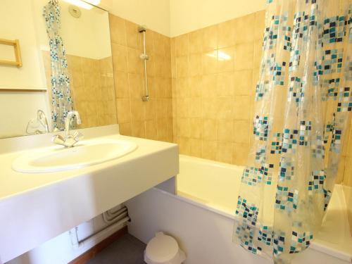 baño con lavabo y cortina de ducha en Appartement Peisey-Vallandry, 2 pièces, 6 personnes - FR-1-411-234 en Landry