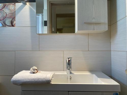 Koupelna v ubytování KL SUITES LEFKADA - Feel At home NEW BOHO APARTMENT 400m from beach NIDRI TOWN CENTER