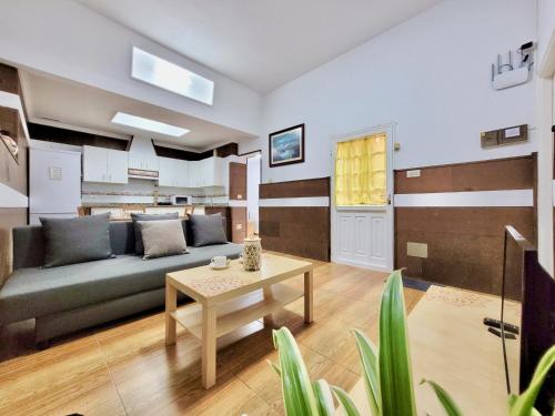 una sala de estar con un sofá y una mesa en Casa Anita by TOR, en Punta del Hidalgo