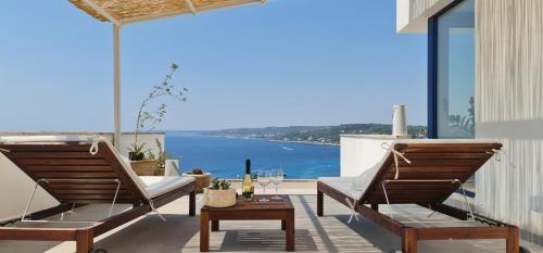 un patio con 2 sillas y vistas al océano en Bona Vitae - Attico Vista Mare Castro, en Castro di Lecce