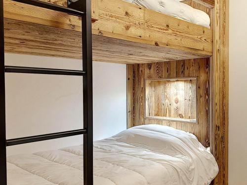 une chambre avec deux lits superposés dans une pièce dans l'établissement Superbe 2 Pièces + Cabine Rénové, Pied des Pistes, Val d'Isère, 6 Pers., Parking, Balcon Sud - FR-1-518-42, à Val dʼIsère