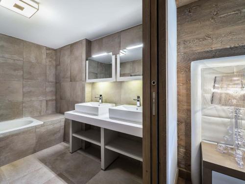 un bagno con 2 lavandini e una vasca di Appartement Courchevel 1550, 4 pièces, 8 personnes - FR-1-562-19 a Courchevel