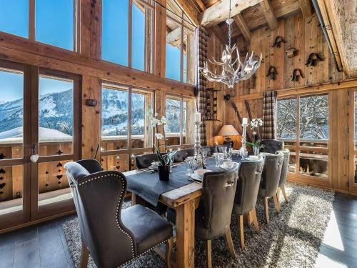 Photo de la galerie de l'établissement Superbe chalet avec 5 chambres, jacuzzi et services de luxe, à 300m des pistes à Courchevel Village - FR-1-562-21, à Courchevel