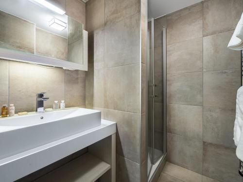 ein Badezimmer mit Waschbecken und Dusche in der Unterkunft Appartement Neuf Centre Courchevel Village, Proche Commerces et Pistes, Parking et Fitness Inclus - FR-1-562-33 in Courchevel