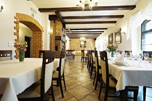 una sala da pranzo con tavoli e sedie in un ristorante di Zamek Królewski we Wschowie a Wschowa