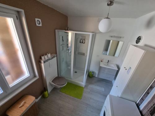 Phòng tắm tại Joli appart. 2 à 8 pers. a 20 min du futuroscope