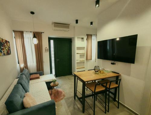 een woonkamer met een bank en een tafel bij Cozy Studio Apartment LEPRIN in Labin Old Town in Labin