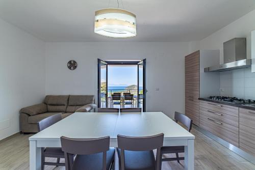 Η κουζίνα ή μικρή κουζίνα στο Casa Vacanze Il Vigneto: tra mare e natura 2