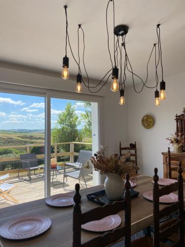 une salle à manger avec une table et une grande fenêtre dans l'établissement Villa Lou Marjentin, à Wimereux