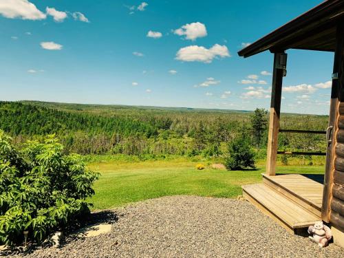 un portico di una baita con vista sulla foresta di Eagle Valley Cottages a Queensport