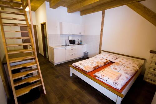 Un pat sau paturi într-o cameră la Penzion Rzehaczek