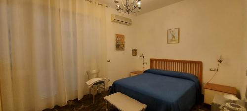 - une chambre avec un lit bleu et une chaise dans l'établissement Matilda di Antiara, à Levanto