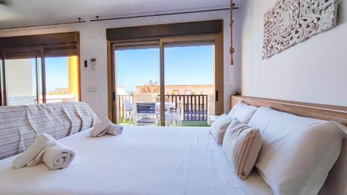 Postel nebo postele na pokoji v ubytování OleHolidays 233 Romana Playa vistas al mar